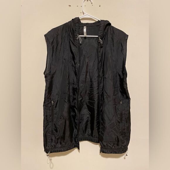 Fabletics Black Ventura Windbreaker Vest Hooded Packable Lightweight Travel - Picture 4 of 9
